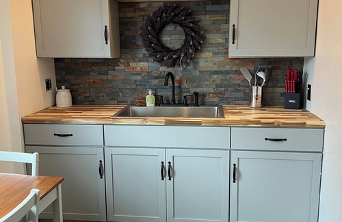 Greene Appartement | Charming 2-bedroom apartment with WiFi, AC in welcoming Greene