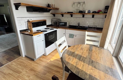 Sumner Appartement | Charming 2-bedroom apartment in downtown Sumner with AC