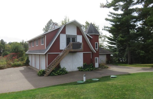 Backus Cabine | Charming 2-bedroom barn loft with AC on enchanting Ponto Lake near Backus