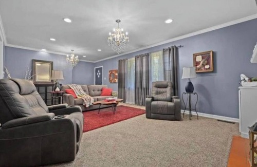 Godfrey Maison | Charming 2-bedroom Brick Ranch house wooded lot with WiFi in terrific Godfrey