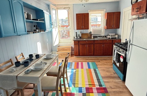 Hull Maison | Charming 2-bedroom building in delightful Hull with ocean view