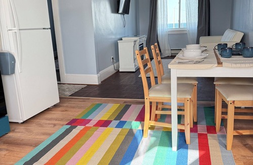 Hull Maison | Charming 2-bedroom building in delightful Hull with ocean view