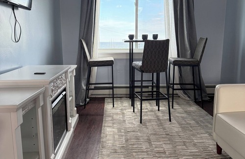 Hull Maison | Charming 2-bedroom building in delightful Hull with ocean view