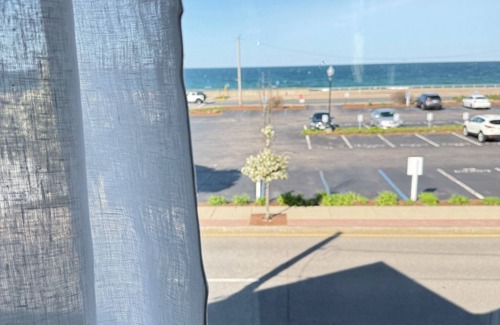Hull Maison | Charming 2-bedroom building in delightful Hull with ocean view