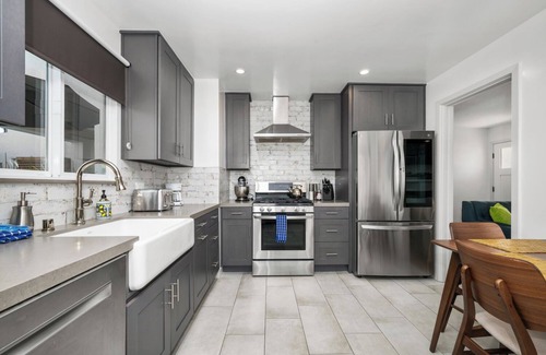 Naples Cottage | Charming 2-bedroom cottage with AC and WiFi in superb Long Beach location.