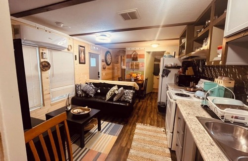 Dickinson Cabine | Charming 2-bedroom cabin with WiFi, AC in tranquil surrounding.