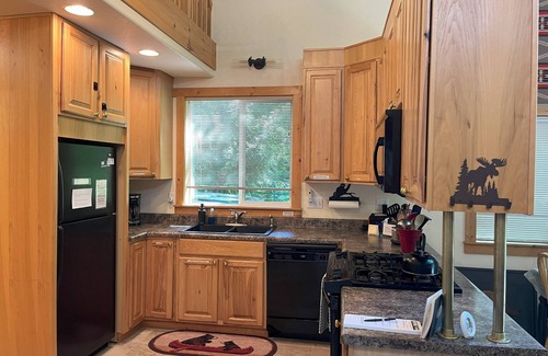 Paradise Estates Cabine | Charming 2-bedroom cabin with AC and WiFi in wonderful Ashford