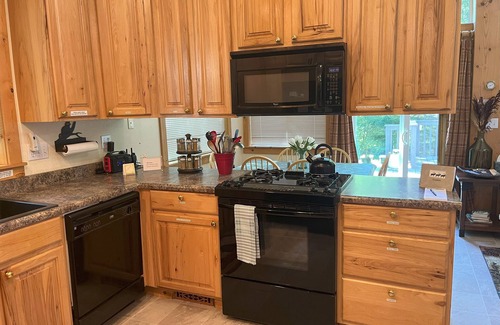 Paradise Estates Cabine | Charming 2-bedroom cabin with AC and WiFi in wonderful Ashford