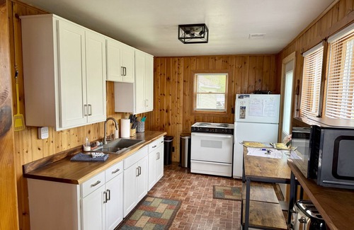 Shawano Cabine | Charming 2-bedroom cabin on Shawano Lake, 30 minutes from Lambeau Field
