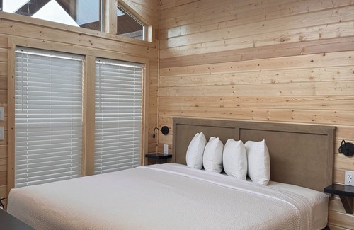 Moab South Valley Cabine | Charming 2-bedroom cabin #109 in fabulous Moab with AC, Wi-Fi