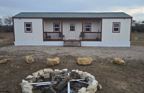 Cumby Cabine | Charming 2-bedroom cabin with all essential living necessities on 10 acres-Cumby