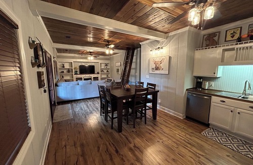 Steens Chalet De Ski | Charming 2-bedroom chalet with AC and WiFi in Caledonia