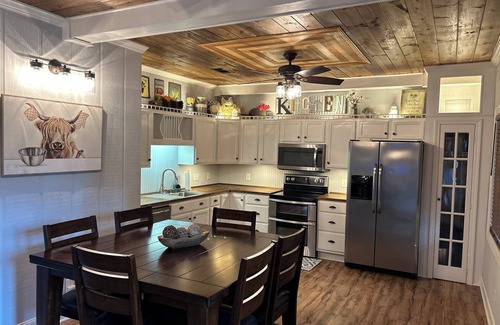 Steens Chalet De Ski | Charming 2-bedroom chalet with AC and WiFi in Caledonia