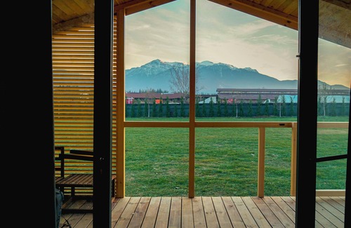 Zarnesti Chalet De Ski | Charming 2-bedroom chalet with WiFi, AC in fantastic Râșnov