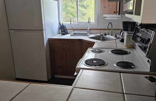 Hastings Highlands Cottage | Charming 2-bedroom cottage in Bancroft with AC, WiFi. Enjoy your stay