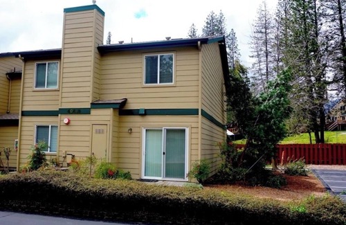 Bass Lake Copropriété | Charming 2-bedroom condo in beautiful Bass Lake