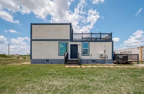 Cleveland Maison | Charming 2-bedroom Container Home with AC, WiFi in superb Cleveland