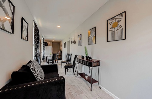 Cleveland Maison | Charming 2-bedroom Container Home with AC, WiFi in superb Cleveland