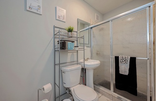 Cleveland Maison | Charming 2-bedroom Container Home with AC, WiFi in superb Cleveland