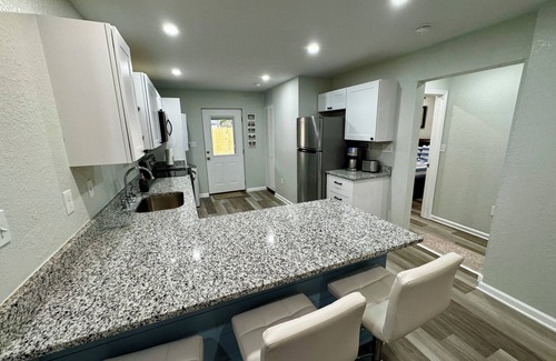 Northeast Pensacola Cottage | Charming 2-bedroom cottage with full kitchen and WiFi in Pensacola. Sleeps 4.