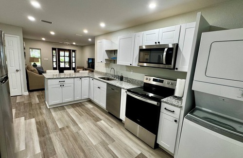Northeast Pensacola Cottage | Charming 2-bedroom cottage with full kitchen and WiFi in Pensacola. Sleeps 4.