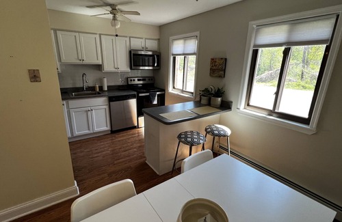Broomall Copropriété | Charming 2 Bedroom Condo Convenient to 476 with Free Parking