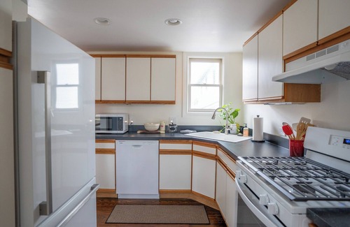 Downtown Columbus Cottage | Charming 2-bedroom cottage with WiFi, AC in the heart of German Village