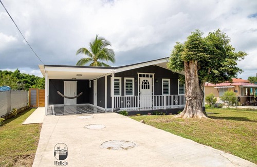 Aguada Maison | Charming 2-bedroom Cottage w/ Hot Tub + Outdoor Projector