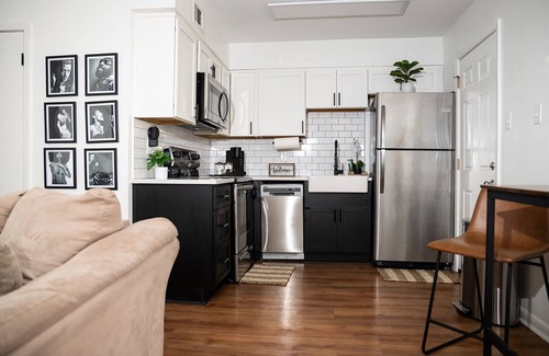 Medical District Appartement | Charming 2-bedroom downtown apartment with WiFi, AC, & Free Parking