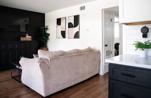 Medical District Appartement | Charming 2-bedroom downtown apartment with WiFi, AC, & Free Parking