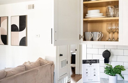 Medical District Appartement | Charming 2-bedroom downtown apartment with WiFi, AC, & Free Parking