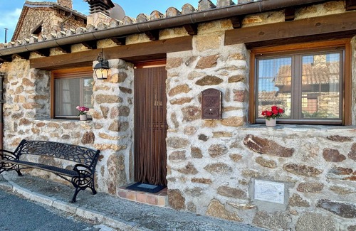 Santa Maria de los Caballeros Chalet De Ski | Charming 2-bedroom cottage with WiFi, AC in enchanting Los Cuartos de Gredos