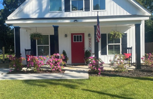 Burgaw Maison | Charming 2-bedroom Farm house located in the historical down town burgaw