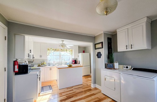 Lemon Springs Autre | Charming 2-bedroom farmhouse in peaceful Cameron horse farm with WiFi.