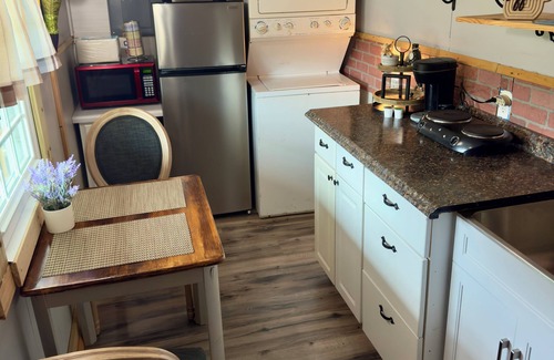 Decherd Autre | Charming 2-bedroom farmhouse near The Caverns and Woods Reservoir Lake