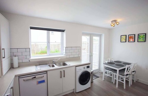 King's Park Maison | Charming 2-Bedroom Home with Private Driveway