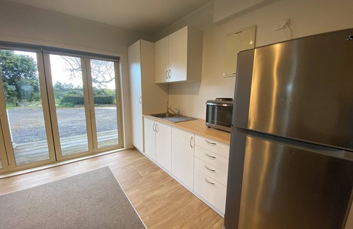 Pukehina Maison | Charming 2-Bedroom Guest House with Tennis Court near Beach