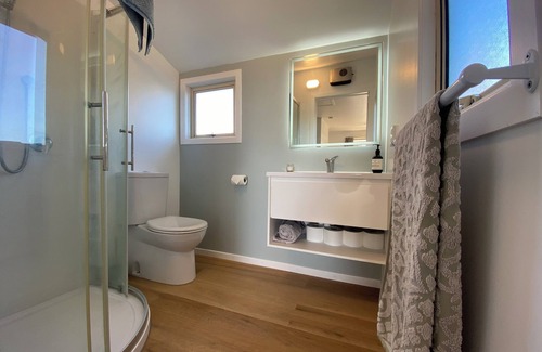 Pukehina Maison | Charming 2-Bedroom Guest House with Tennis Court near Beach