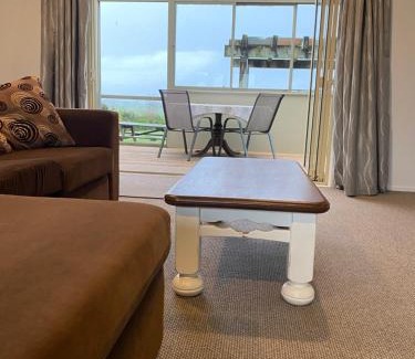 Pukehina Maison | Charming 2-Bedroom Guest House with Tennis Court and Beach Nearby