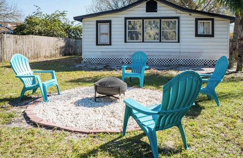 Walker's Island Maison | Charming 2-bedroom house with huge yard and firepit in Eagle Lake