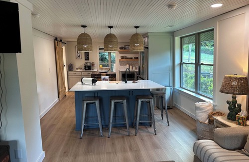 Huntsville Maison | Charming 2-bedroom house in Huntsville, AR Located in the crossroads of NW AR.