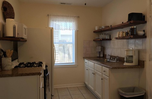 Hutchinson Maison | Charming 2-bedroom house in Hutchinson with WiFi and AC