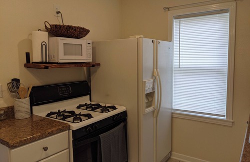 Hutchinson Maison | Charming 2-bedroom house in Hutchinson with WiFi and AC