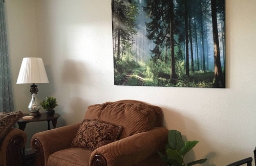 Hutchinson Maison | Charming 2-bedroom house in Hutchinson with WiFi and AC