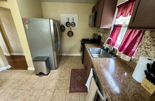 Brookline Maison | Charming 2-bedroom house with AC, WiFi in Pittsburgh