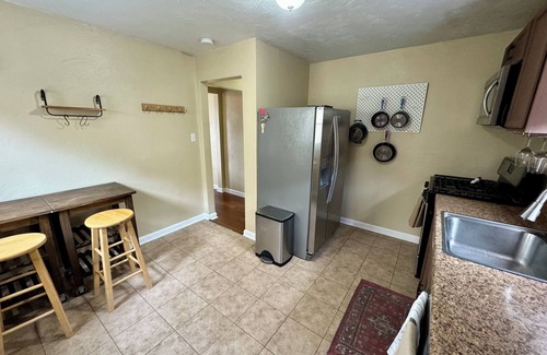 Brookline Maison | Charming 2-bedroom house with AC, WiFi in Pittsburgh