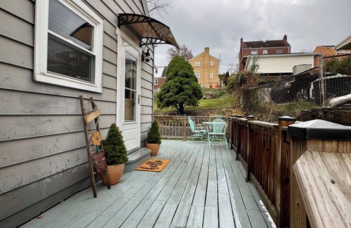 Brookline Maison | Charming 2-bedroom house with AC, WiFi in Pittsburgh