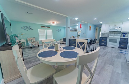 Edgewater Maison | Charming 2-bedroom house in Edgewater Florida boat ramp fishing pier and pool
