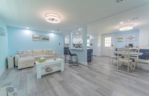 Edgewater Maison | Charming 2-bedroom house in Edgewater Florida boat ramp fishing pier and pool