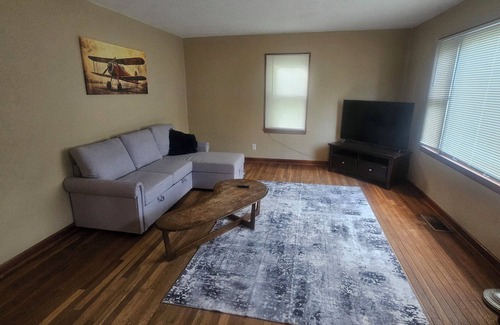 Stockwell Maison | Charming 2-bedroom house in Frankfort with AC